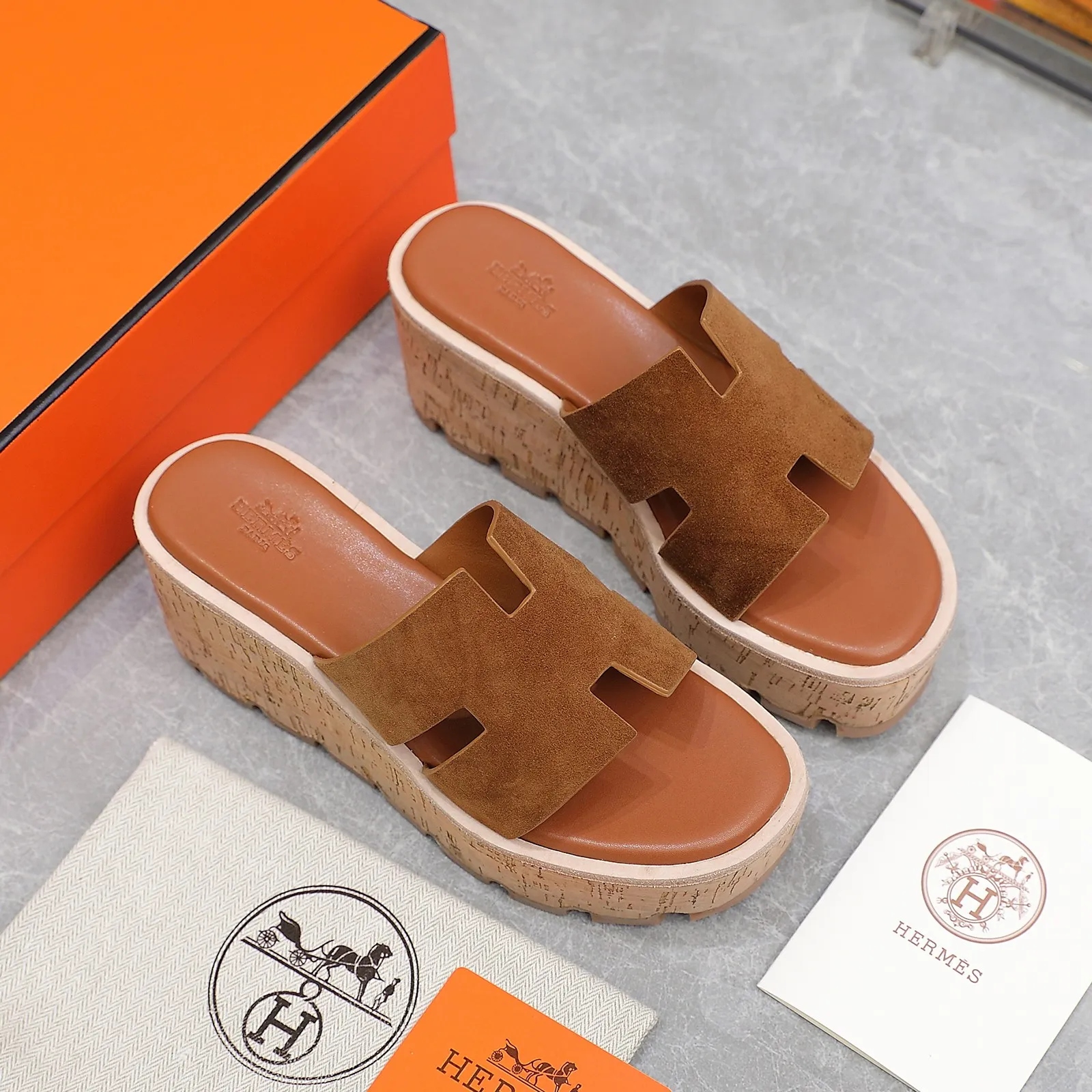 👟👟Ex-factory price 560👟👟 💥2024💥Hermès will continue the classic in 2022 Hermès Wood Grain Wedge H Slippers Hermès’ wedge sandals are the simplest, most durable and elegant I have ever seen! ! ! You can hold any style, the height of the 6cm wedge heel is easy to control, and the colors are all matching. The upper and the feet have her unique style, be sure to buy this one, it is truly classic, easy to wear and look good! Fabric: Imported cowhide, sheepskin lining, sheepskin feet, Italian original leather outsole welt, log water pine wrapped water table, rubber non-slip original outsole Color: 11 colors Code number: 35-40 Full set of original packaging